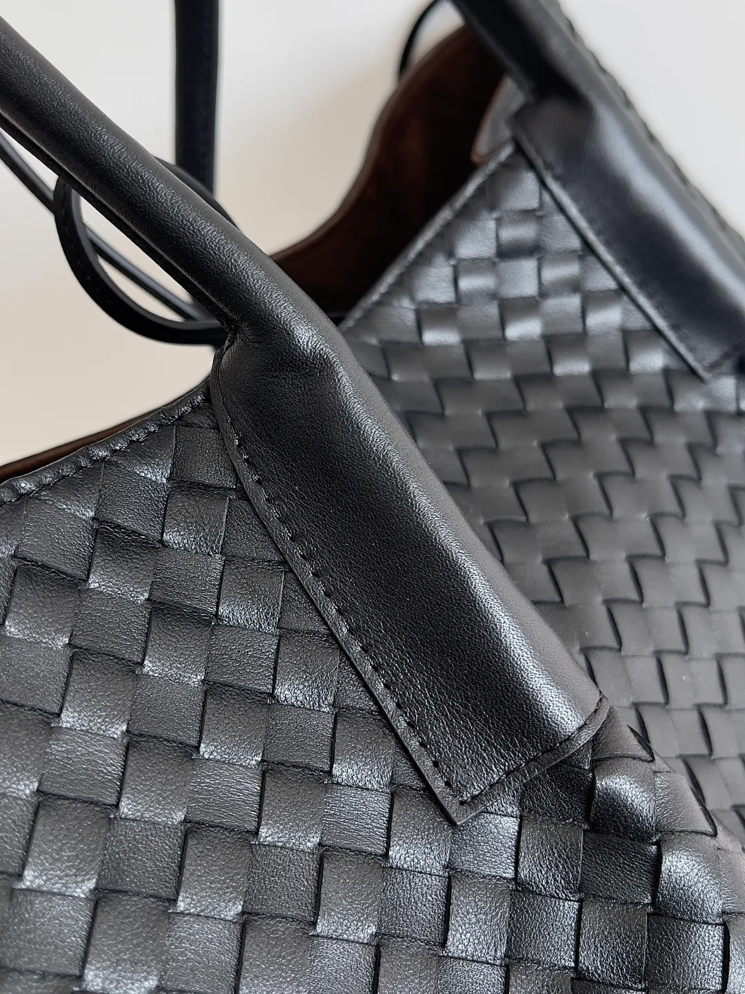 Batch 2660 Bottega Veneta 2025 new product PINACOTECA bag, iconic weaving process, skillfully crafted with 10mm Intrecciato process and equipped with suede lining. Four small strips of leather add character to the design and make the bag more stable. Relaxed yet sophisticated, casual yet refined, suede lining and double-sided design, suitable for shoulder and hand carry. The four straps can be adjusted into different shapes. One pack can be switched between two uses, easily integrating into your daily rhythm. Style number: 817166 Size: 43*23*17.5cm